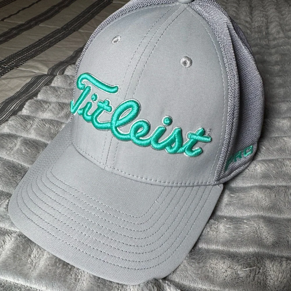 Titleist fitted L/XL Golf Hat, FJ, Pro V1 - Picture 1 of 8